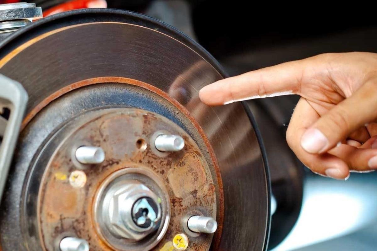 GỈ SÉT ĐĨA PHANH Ô TÔ: ĐIỀU NÀY CÓ ĐÁNG LO NGẠI 